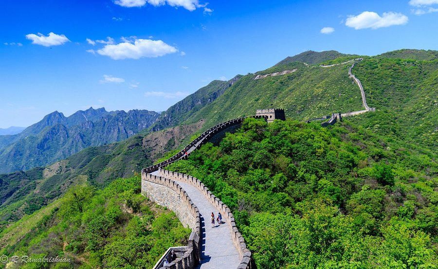 La Gran Muralla china serpenteando entre montañas